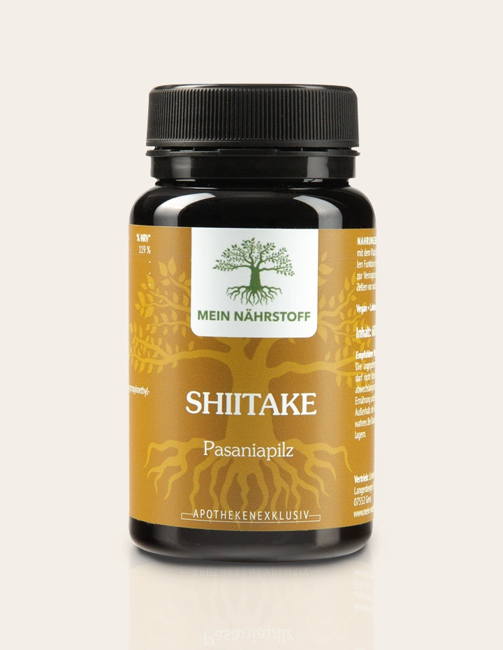 Braunes Nahrungsergänzungsmittel-Glas mit goldbraunem Etikett, Aufschrift ‚MEIN NÄHRSTOFF – SHIITAKE – Pasaniapilz – Apothekenexklusiv‘, mit Baum-Logo und schwarzem Schraubdeckel.