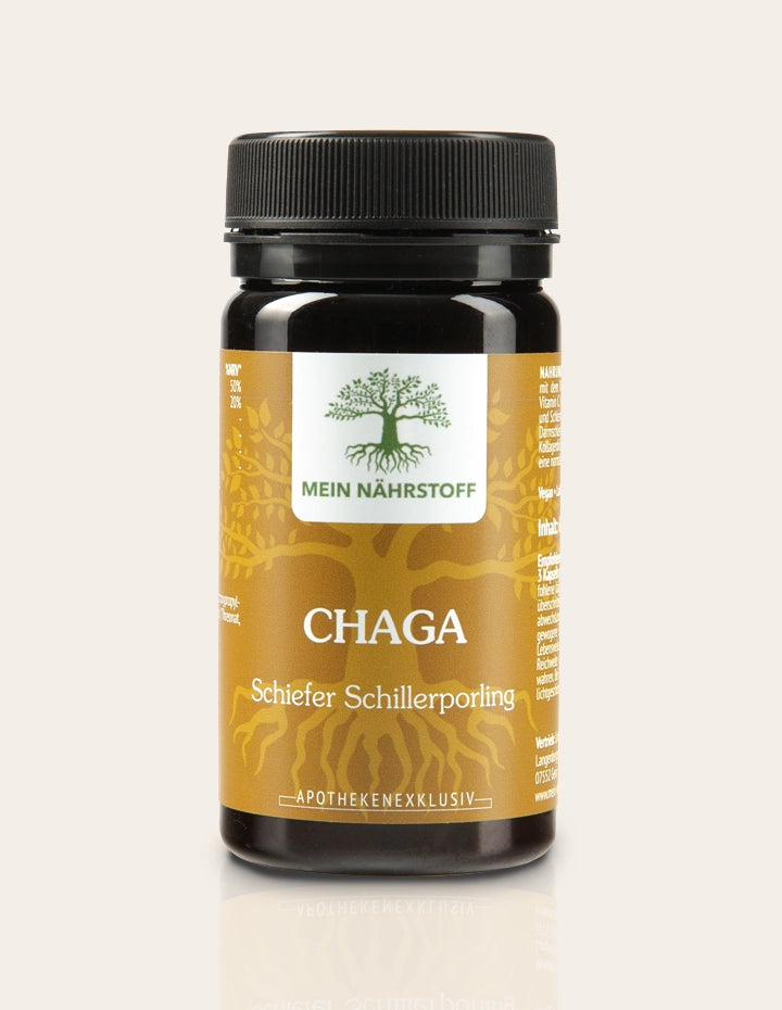 Braunes Nahrungsergänzungsmittel-Glas mit schwarzem Schraubdeckel, Produktetikett ‚MEIN NÄHRSTOFF – CHAGA Schiefer Schillerporling – Apothekenexklusiv‘, mit stilisierter Baumgrafik und goldbraunem Hintergrunddesign.