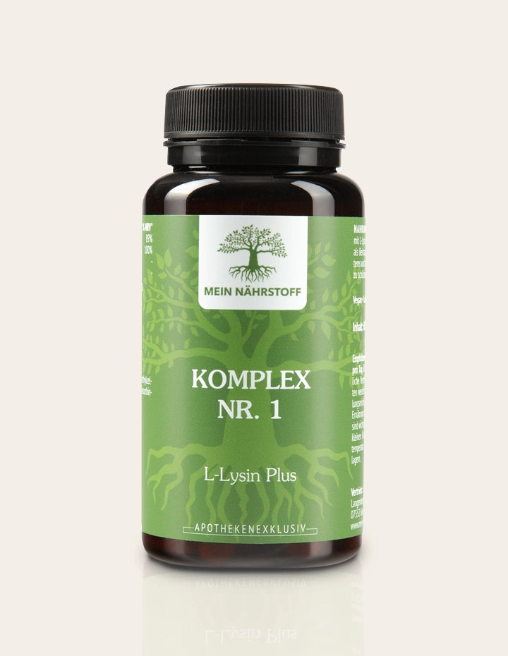 Braunes Nahrungsergänzungsmittel-Glas mit grünem Etikett, Aufschrift ‚MEIN NÄHRSTOFF – KOMPLEX NR. 1 – L-Lysin Plus – Apothekenexklusiv‘, mit stilisierter Baumgrafik und schwarzem Schraubdeckel.