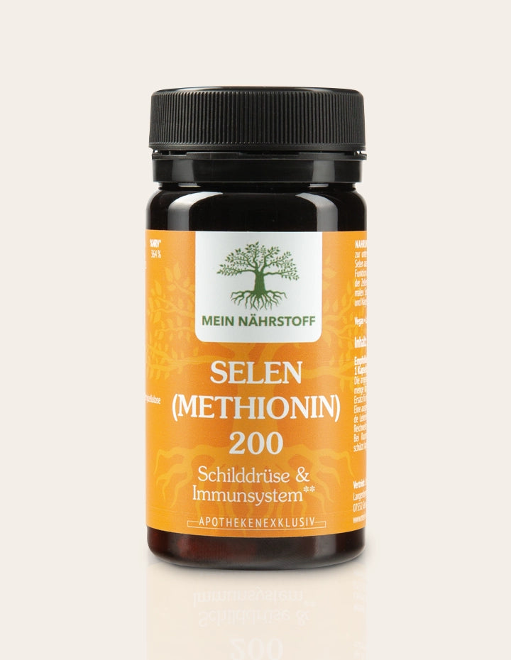 Braunes Nahrungsergänzungsmittel-Glas mit orangem Etikett, Aufschrift ‚MEIN NÄHRSTOFF – SELEN (METHIONIN) 200 – Schilddrüse & Immunsystem – Apothekenexklusiv‘, mit Baum-Logo und schwarzem Schraubdeckel.