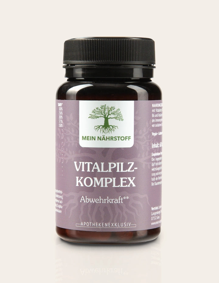 Braunes Nahrungsergänzungsmittel-Glas mit violettem Etikett, Aufschrift ‚MEIN NÄHRSTOFF – VITALPILZ-KOMPLEX – Abwehrkraft – Apothekenexklusiv‘, mit stilisierter Baumgrafik und schwarzem Schraubdeckel.