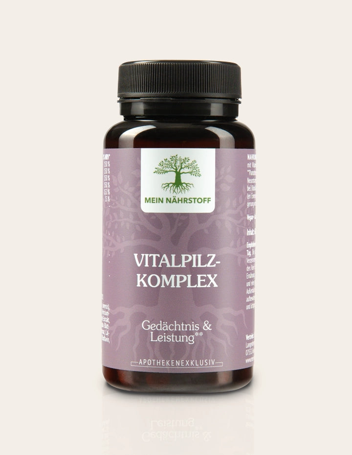 Braunes Nahrungsergänzungsmittel-Glas mit violettem Etikett, Aufschrift ‚MEIN NÄHRSTOFF – VITALPILZ-KOMPLEX – Gedächtnis & Leistung – Apothekenexklusiv‘, mit Baum-Logo und schwarzem Schraubdeckel.