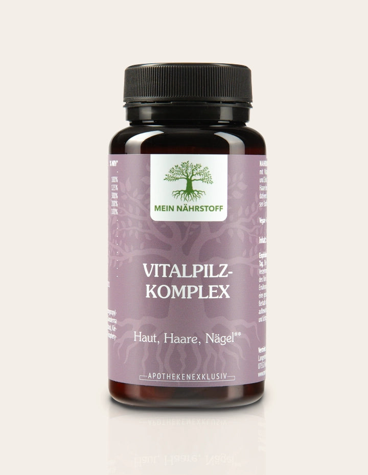 Braunes Nahrungsergänzungsmittel-Glas mit lila Etikett, Aufschrift ‚MEIN NÄHRSTOFF – VITALPILZ-KOMPLEX – Haut, Haare, Nägel – Apothekenexklusiv‘, mit Baum-Logo und schwarzem Schraubdeckel.
