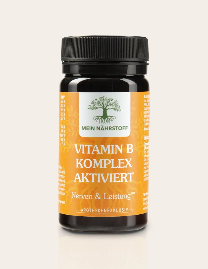 Braunes Nahrungsergänzungsmittel-Glas mit orangem Etikett, Aufschrift ‚MEIN NÄHRSTOFF – VITAMIN B KOMPLEX AKTIVIERT – Nerven & Leistung – Apothekenexklusiv‘, mit Baum-Logo und schwarzem Schraubdeckel.