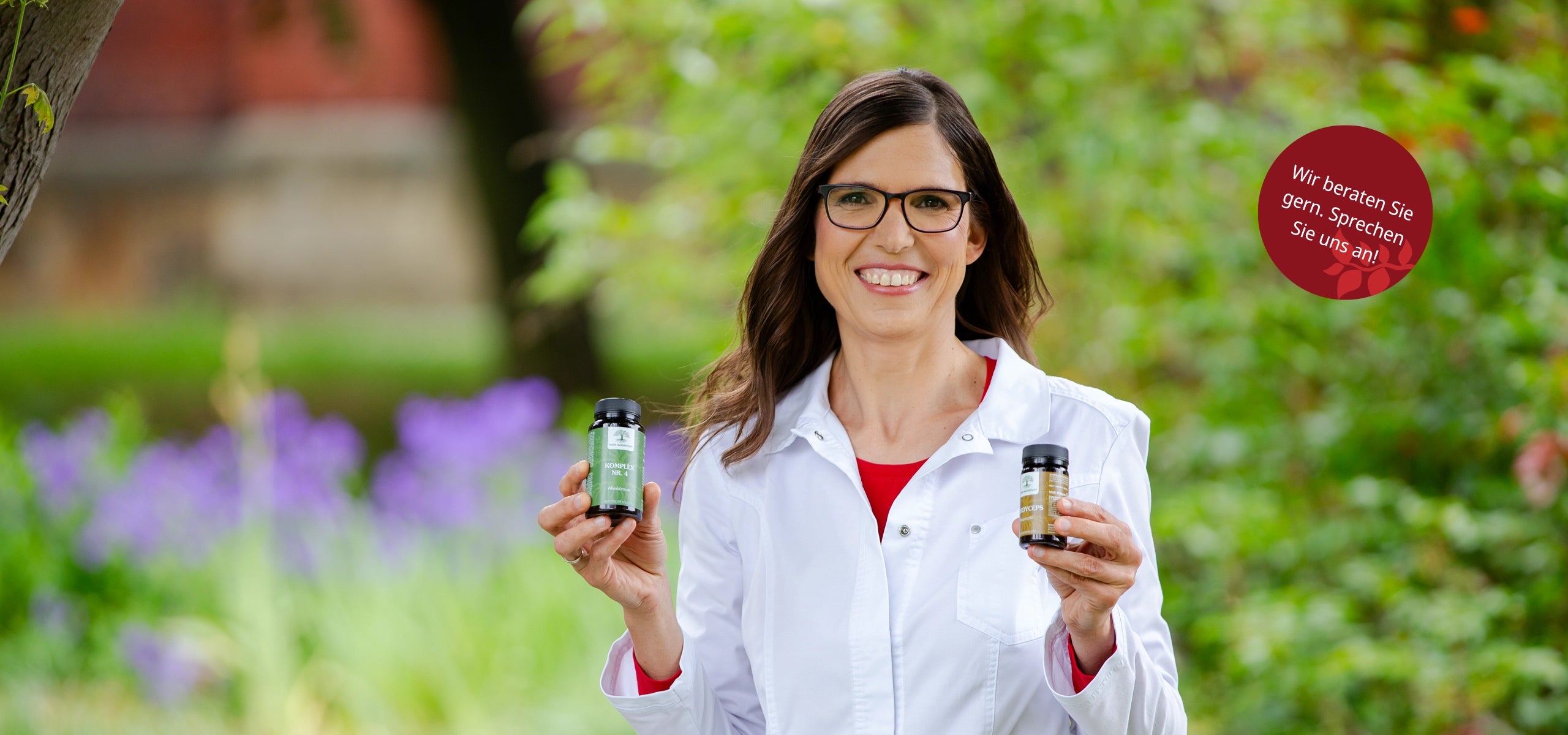 Apothekerin mit Nahrungsergänzungsmitteln im Garten – natürliche Beratung für Gesundheit und Vitalstoffe